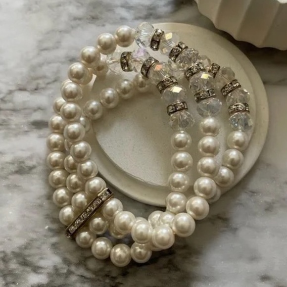 Ladies elegant, detailed Multi Layered Pearl Bracelet - Picture 1 of 4